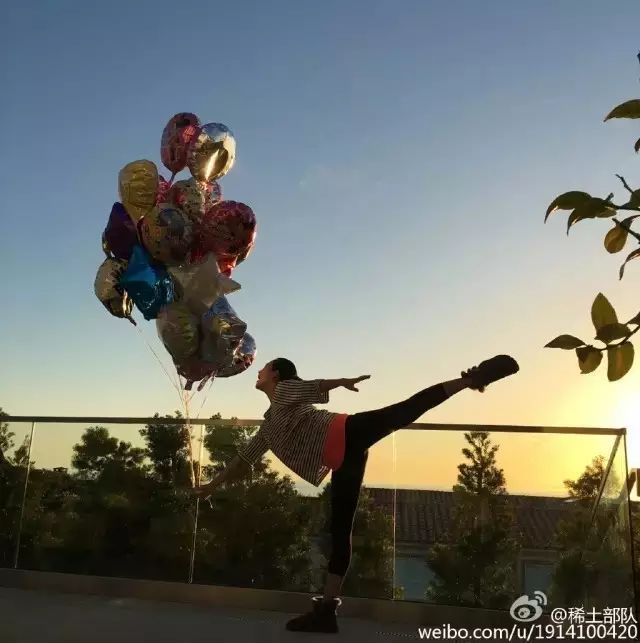 章子怡产后亮相秀好身材,童心未泯玩飞小醒醒气球