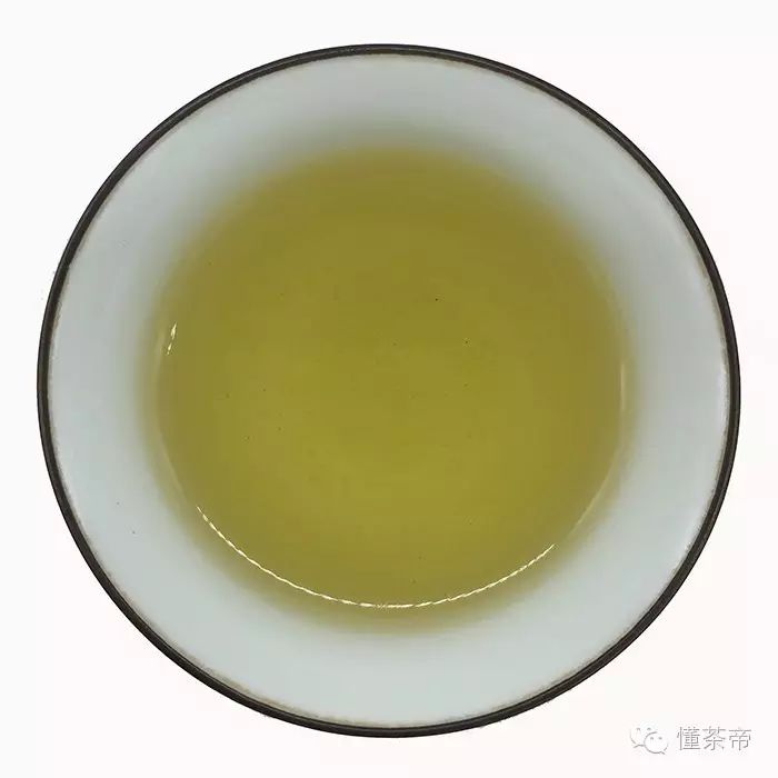 因而台湾乌龙茶的茶汤颜色也会更深一些,往往呈金黄色,而铁观音则是浅