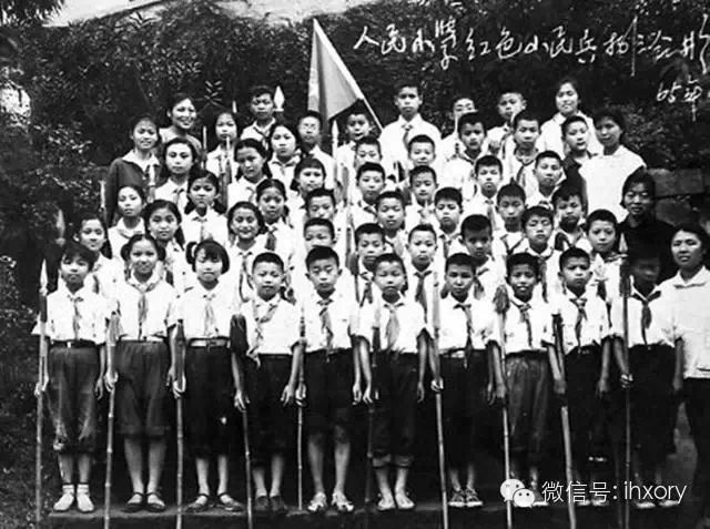 中国百年校服变迁,到六七十年代画风突然就变了