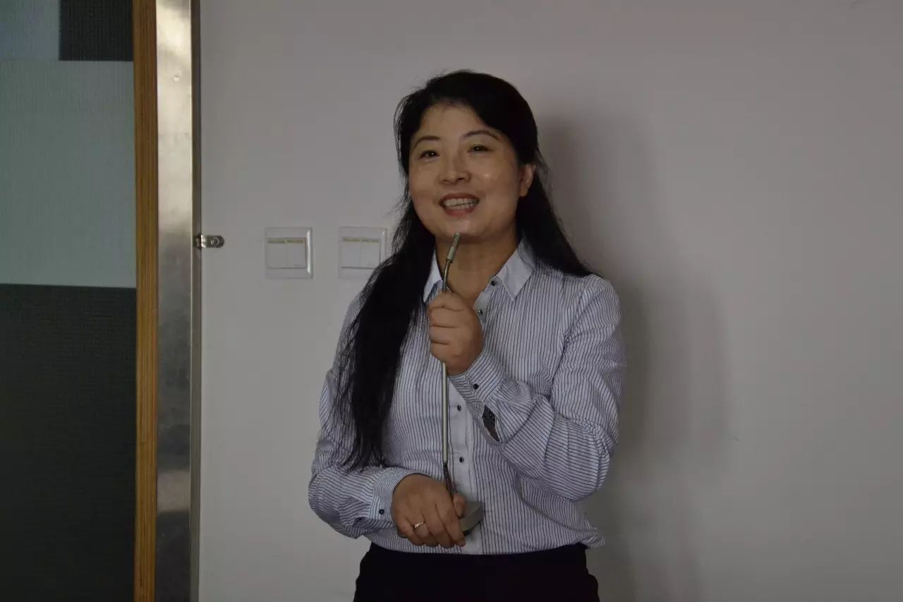 西安导游专修学院就业安置办主任王燕介绍学院就业安置情况.
