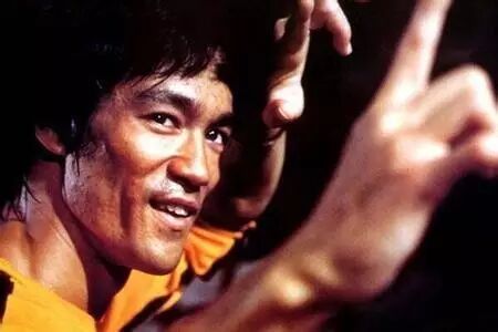 21世纪的今天，李小龙仅凭赤手空拳就能将中国功夫发扬光大吗？