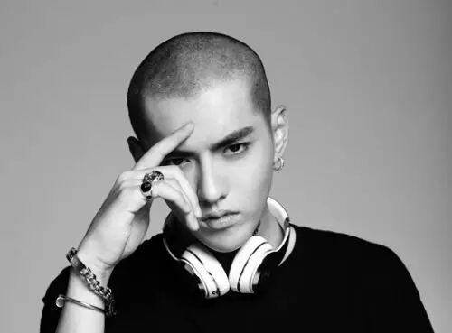 汪东城晒光头照 吴亦凡陈柏霖李晨等明星光头造型谁最帅?