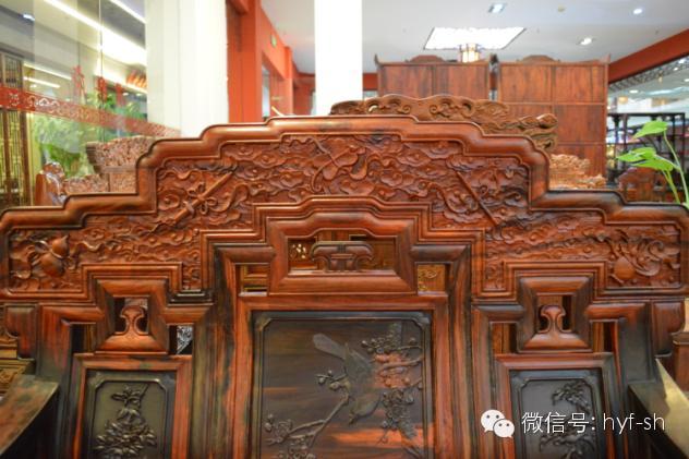 传说八仙聚齐之后,四处游玩,除暴安良,惩恶扬善,普中众生,他们手中所持的八种法器称为暗八仙,威力巨大。 蝙蝠纹: 我国传统装潢艺术中,蝙蝠的形象被当作幸福的象征,蝠,福字的谐音,蝙蝠的飞临,寓意进福,愿望幸福像蝙蝠那样自天而降。和铜钱在一起寓意福在眼前。两只蝙蝠画在一起,表示能得到双倍的好运气,五只蝙蝠画在一起,表示五种天赐之福,即长寿、富裕、健康、好善和寿终正寝。 百子图: 传说周文王有很多的儿子,而且不是一般的多,等到路边捡个雷震子的时候,他已经有九十九个儿子了,加上雷震子这个雷