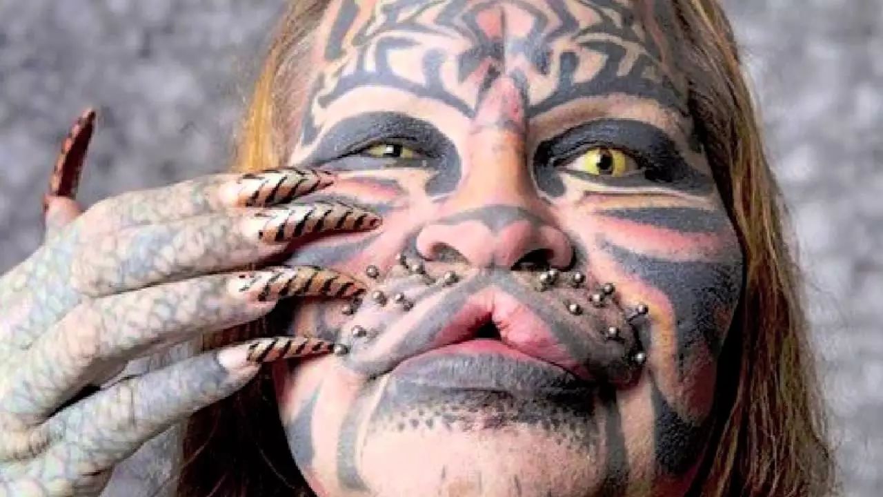 全宇宙10个最奇葩的人类分舌穿孔什么鬼人体改造都用上了