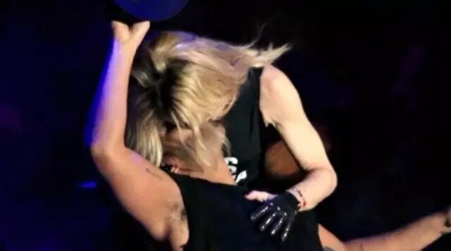 Drake快哭了!昨晚Madonna在台上强吻Drake,Drake好像想吐了...