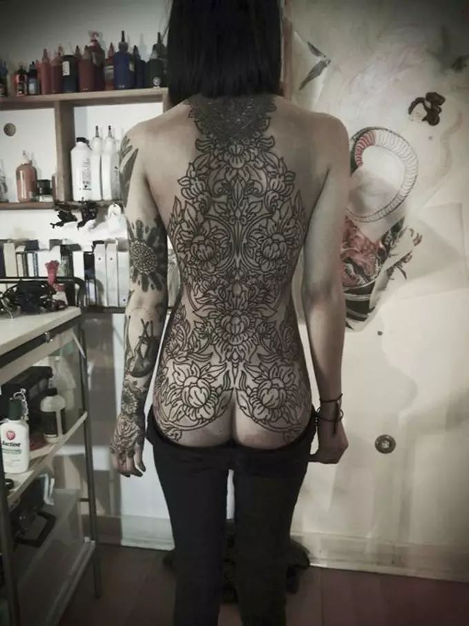 风格特立独行模特兼纹身师 Hannah Snowdon