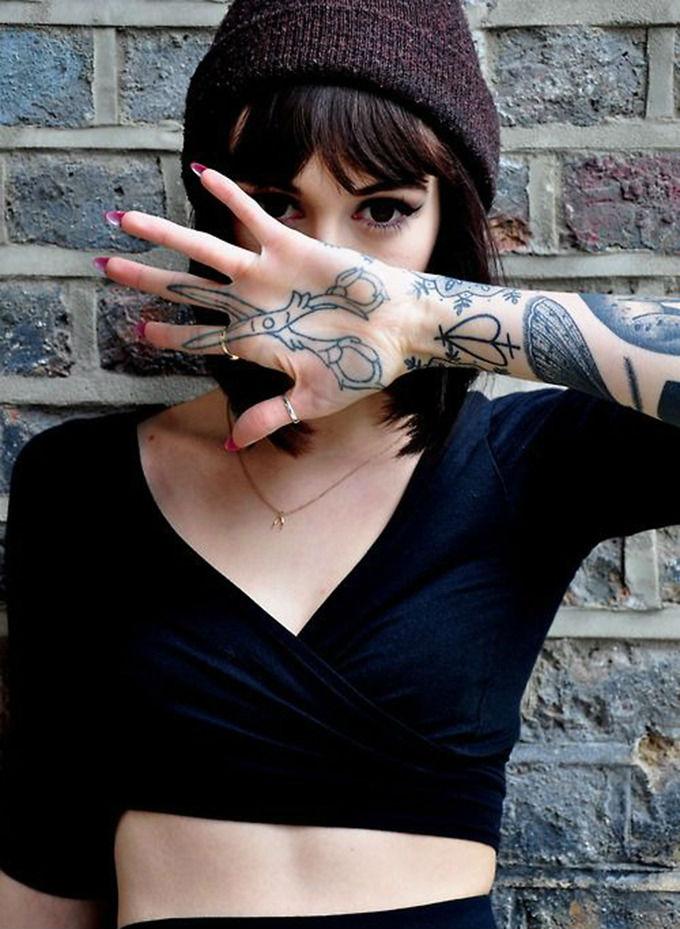 风格特立独行模特兼纹身师 Hannah Snowdon