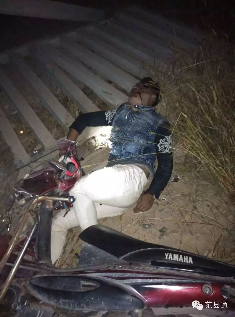 【车祸如虎】一青年骑摩托车撞上铁道护栏!