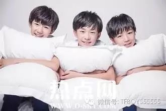 TFBOYS楼梯间搞怪耍帅 蹲玉米地酷帅十足