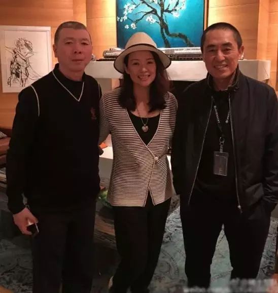 章子怡产后亮相身材苗条,左拥张艺谋右揽冯小刚