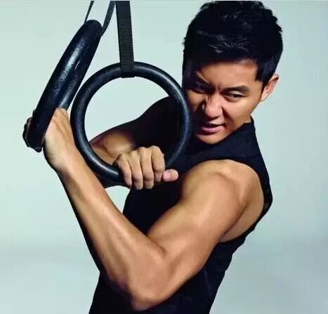 李晨和壮汉肌友合影引来网友舔屏