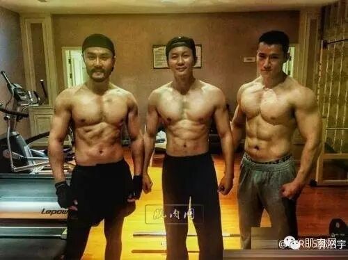 李晨和壮汉肌友合影~