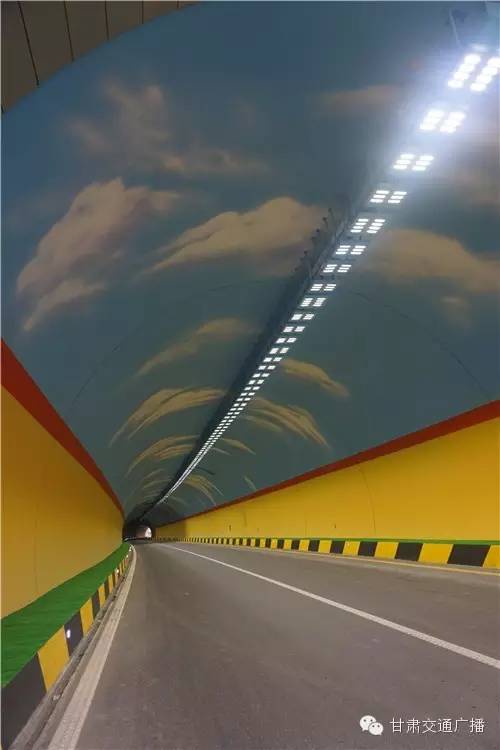 10:08 铁堂峡隧道,十天高速甘肃段最长的一个隧道,全长6.8公里.