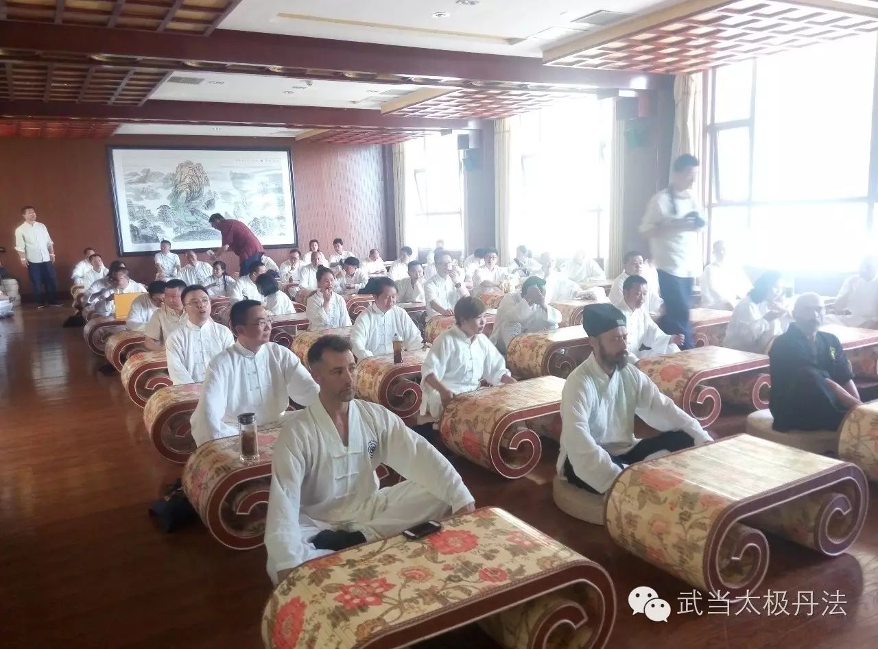 黄理宝)受重庆大学总裁班的邀请,在武当山传授武当养生功法,讲授道家