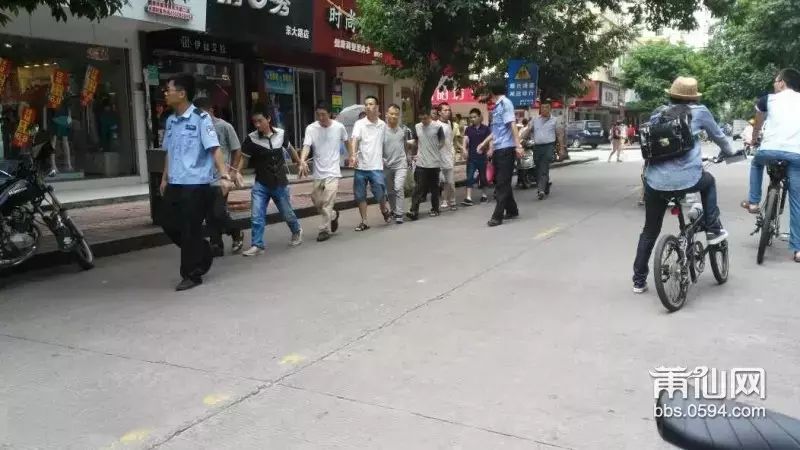 莆田东大路有8男1女,被警察绑起来"游街示众"?真相是