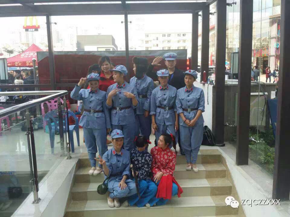 卓祺彩妝造型職業(yè)培訓(xùn)學(xué)校12月21日為廣西電視臺(tái)2015校園春晚決賽化妝現(xiàn)場花絮