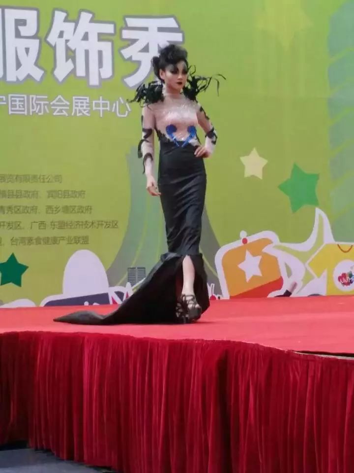 2014南寧名品推廣周暨臺(tái)灣精品展上的精彩創(chuàng)意服裝秀