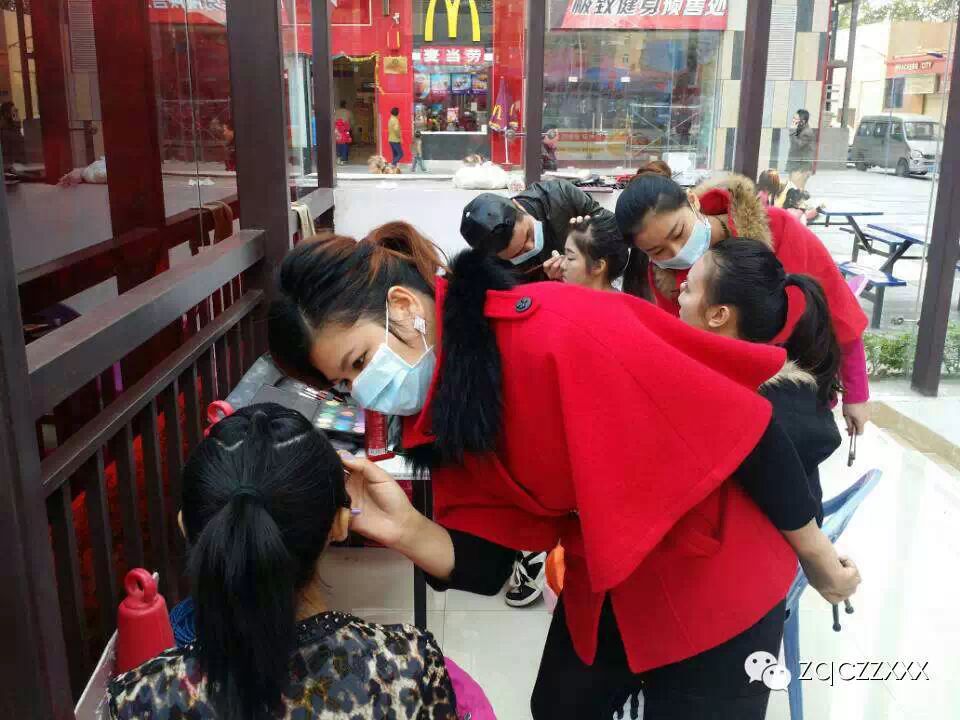 卓祺彩妝造型職業(yè)培訓(xùn)學(xué)校12月21日為廣西電視臺(tái)2015校園春晚決賽化妝現(xiàn)場花絮
