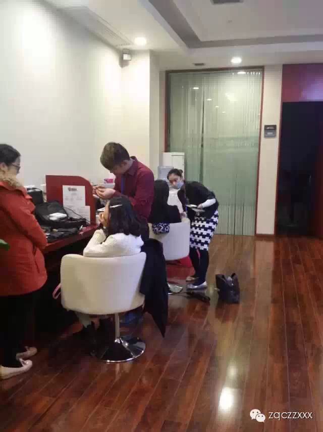 卓祺彩妝造型職業(yè)培訓學校受邀為南寧光大銀行員工圣誕party化妝