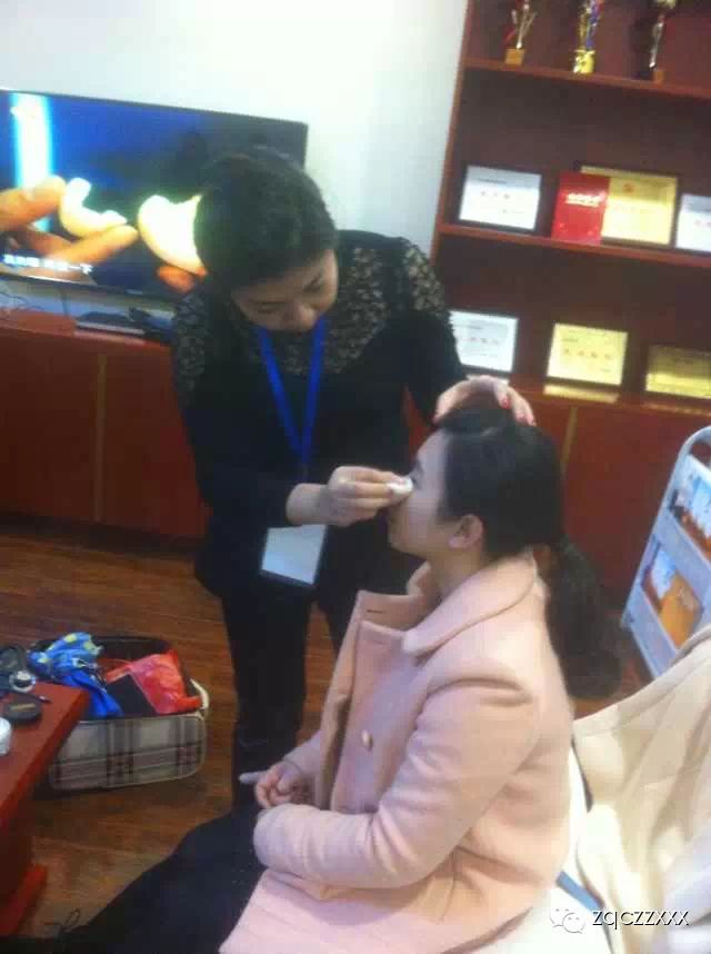 卓祺彩妝造型職業(yè)培訓學校受邀為南寧光大銀行員工圣誕party化妝