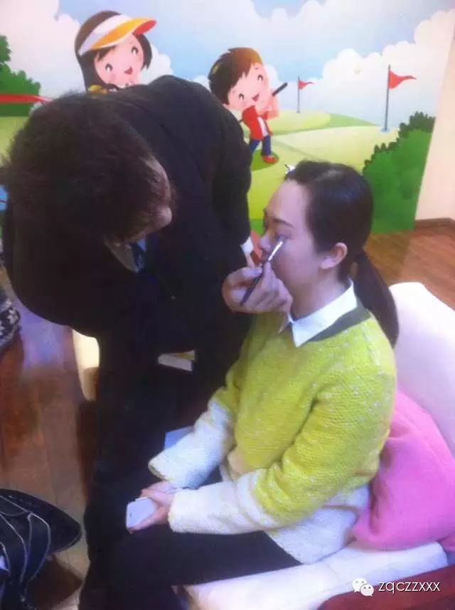 卓祺彩妝造型職業(yè)培訓學校受邀為南寧光大銀行員工圣誕party化妝