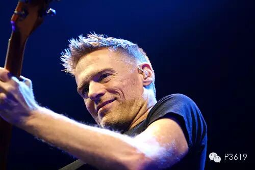 炎炎夏日,慵懒的午后,欣赏一首老歌吧,Bryan Adams ...