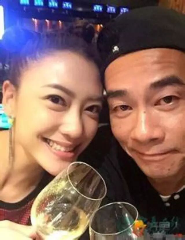 这回真的有!陈小春应采儿演唱会隔空秀恩爱,网友直呼甜...