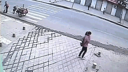虽然有这样那样碰瓷的,感觉行人的路权很高,实际上,能走在人行道上挺