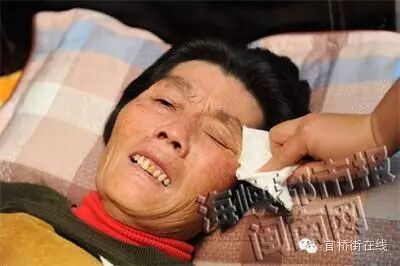 【新闻】内坑司机没拉手刹撞伤两车32岁少妇勾搭16岁少年怀孕后遭杀害 84岁老人包下整楼示爱老伴求爱被拒裸身地上打滚降温-怀孕期