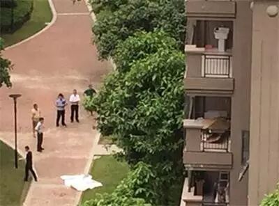 【新闻】夫妻将女儿当礼物送恩人致其怀孕壕!万元马桶安在猪圈旁南安四季家园小区内男生坠楼身亡市区最高温达到34℃-怀孕期