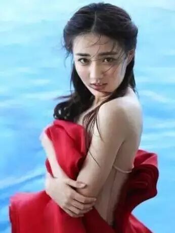 有人说她是要取代范冰冰的女人,青春貌美却在感情路上输...