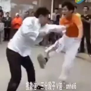 李小龙PK叶问!结果是一通乱挠~