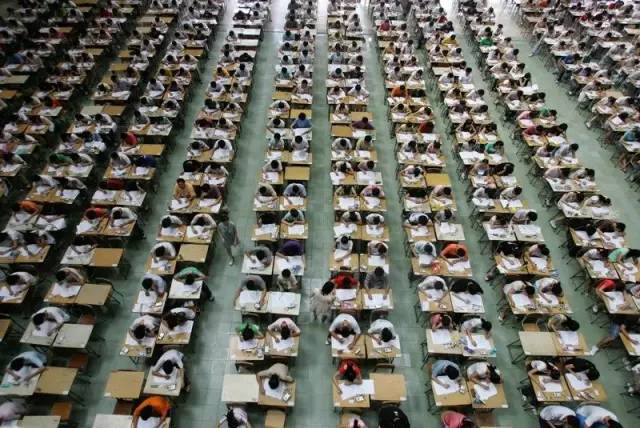 中国高考照片，把美国网友都吓傻了