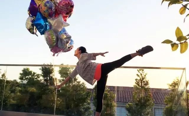 章子怡一脚踢飞女儿的气球,大秀高难度瑜伽动作