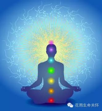 打坐中的佛像的佛眼就好像美国国徽金字塔图案顶部的全视之眼