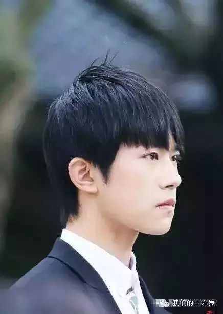 易烊千玺的一个侧脸让人心动好久
