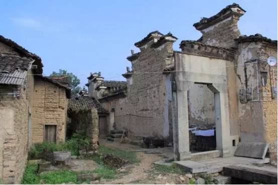 丨地址:武汉市江夏区金口镇 夏祠村是一个古朴却十分破旧的小村落,有