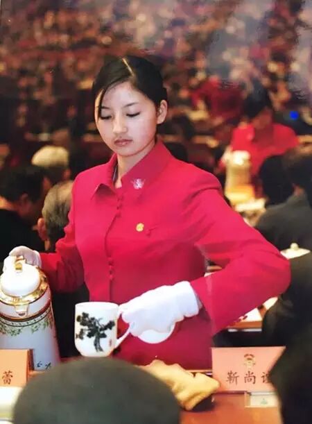 当年她在人民大会堂倒水 现在是超高颜值模特