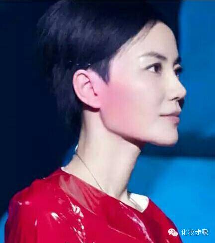 王菲几年前玩过的“耳朵腮红”成新潮流?