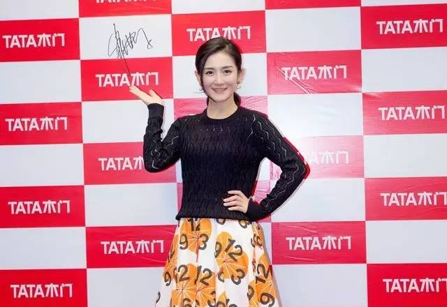 “喜神”谢娜助阵TATA木门大店开业,大赞每一款门都很...