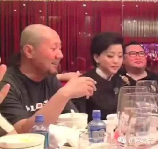 【又是饭局】杨澜和腾格尔被拍!出去吃饭要注意啊