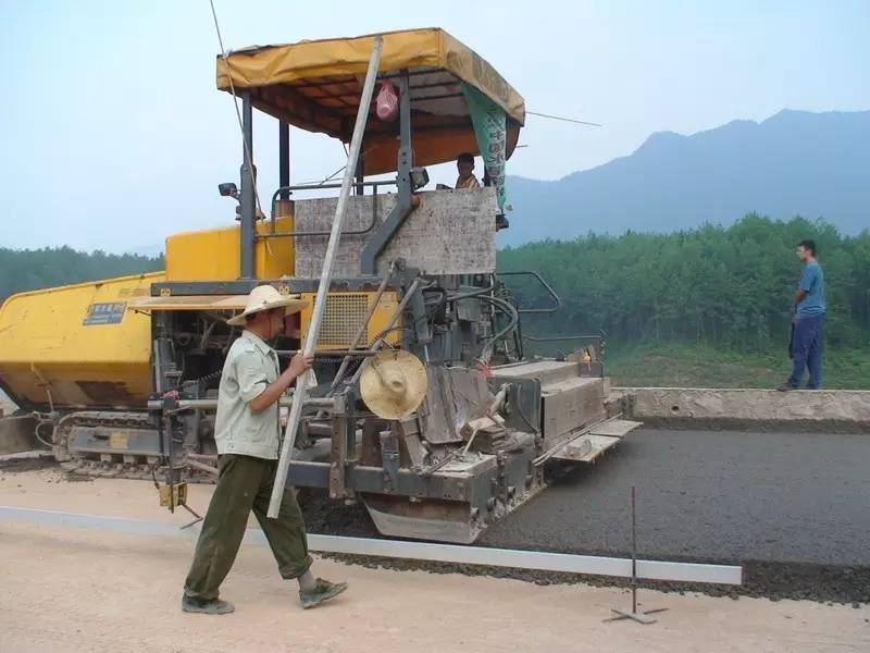 用水泥稳定 中粒土和 粗粒土得到的强度符合要求的混合料,视所用原