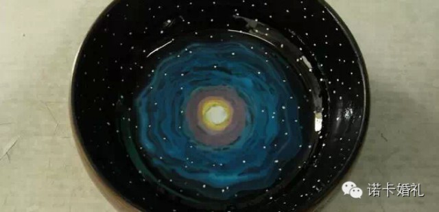 导读 每当看到美丽神秘的银河系总令人陶醉其中,多想身临其境的去探索宇宙的奥秘,今天小编教大家制作木碗中的宇宙迷你银河系! ---------------------------------------------------- 材料: 1.木碗直径16CM左右 2.丙烯颜料18色(其实5个眼色就够了:黑.白.黄.蓝.红) 3.水晶滴胶又名AB胶,店家会送量杯。搅拌棒用一次性筷子就行。A+B约400克就行,要看碗的大小。 4.
