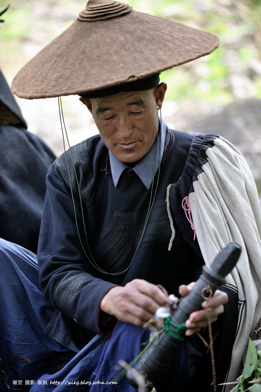 彝族毕摩彝族地区飘逸在人与神之间精神使者多图