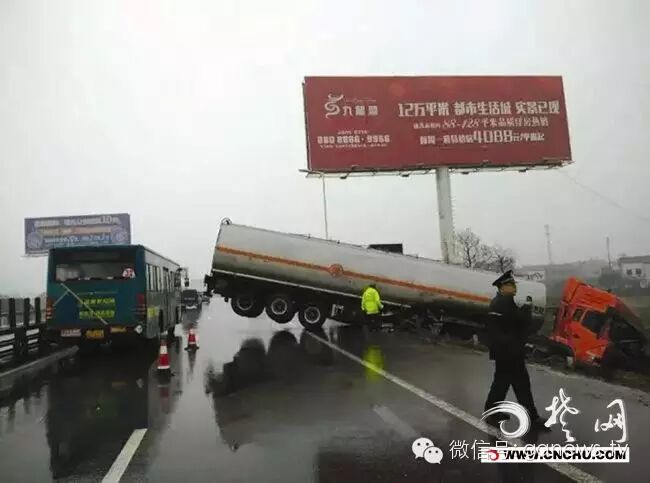 荆州长江大桥桥南收费站附近一油罐车失控撞上