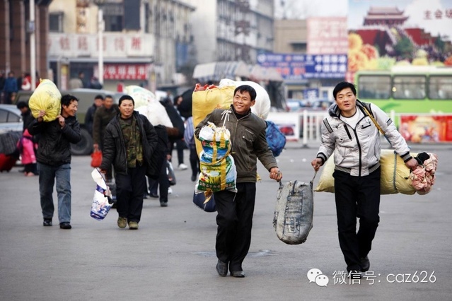 两个乡下人,外出打工.一个去上海,一个去北京.