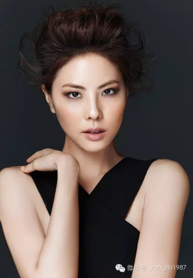 韩国时尚博主模仿朴志胤拍摄的试色图