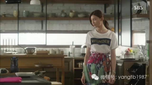 演员车艺莲在韩剧《对我而言可爱的她》中,拿着的枚红色...