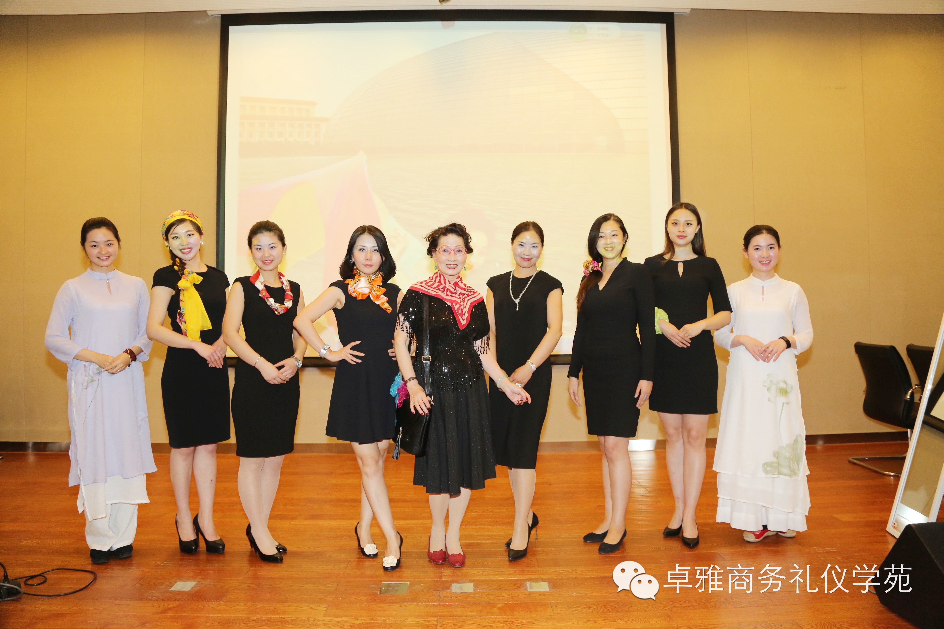 丝巾魅力系法全展示(当优雅模特遇到亮丽丝巾)