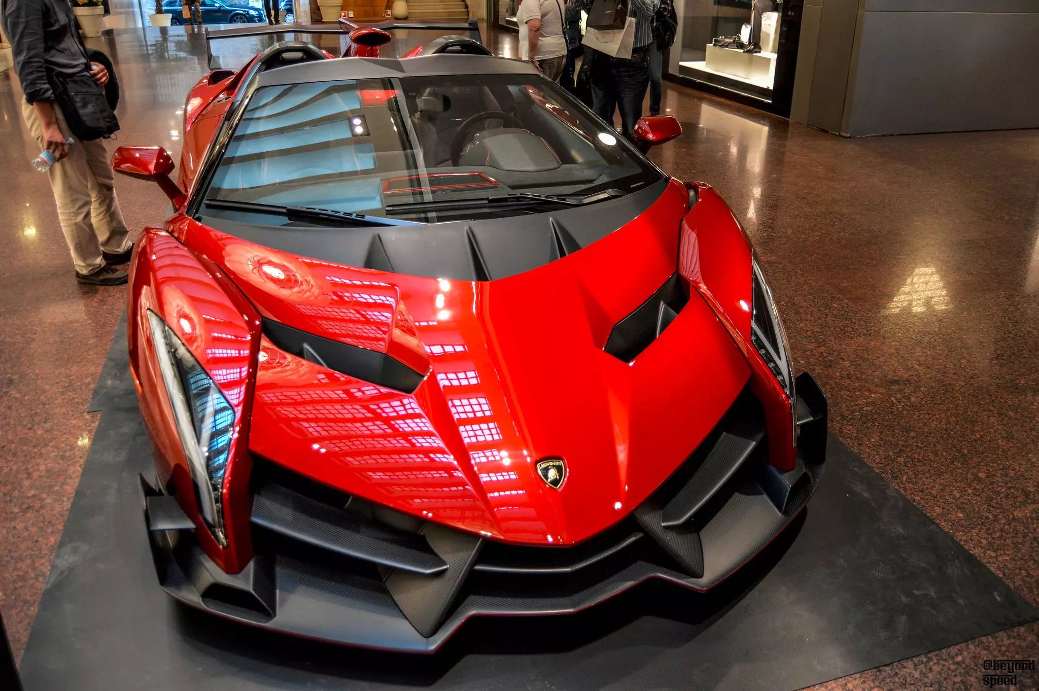 一枚红色的毒药——敞篷版兰博基尼veneno roadster